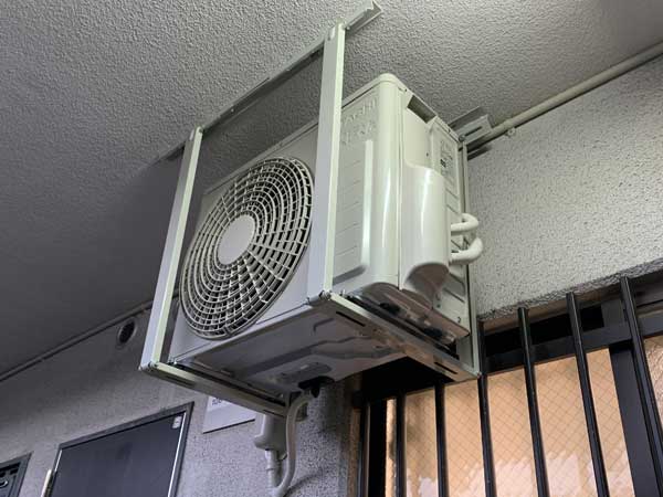 特殊な金具で室外機を固定