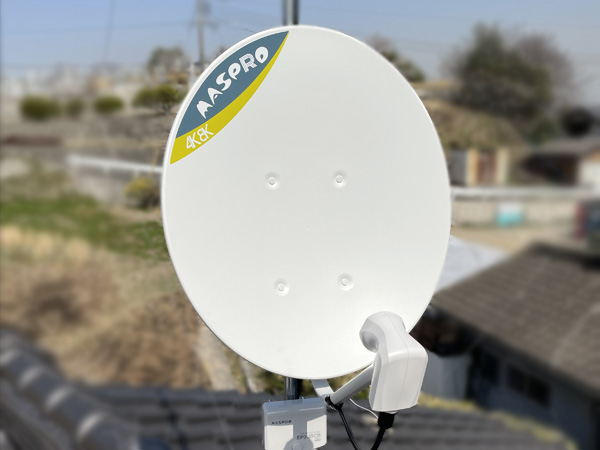 特殊な金具で室外機を固定